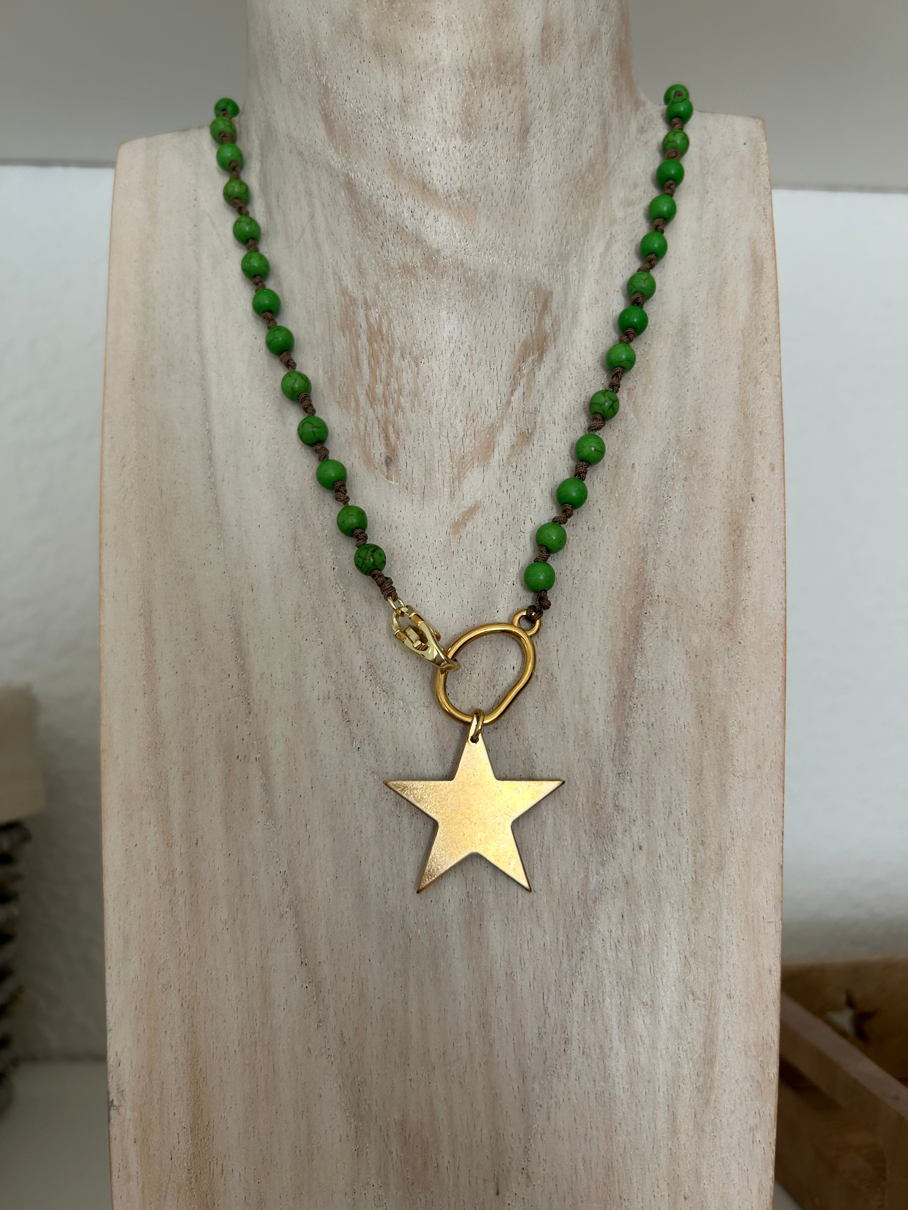 Collar Estrella Dorada con Cuentas Verdes