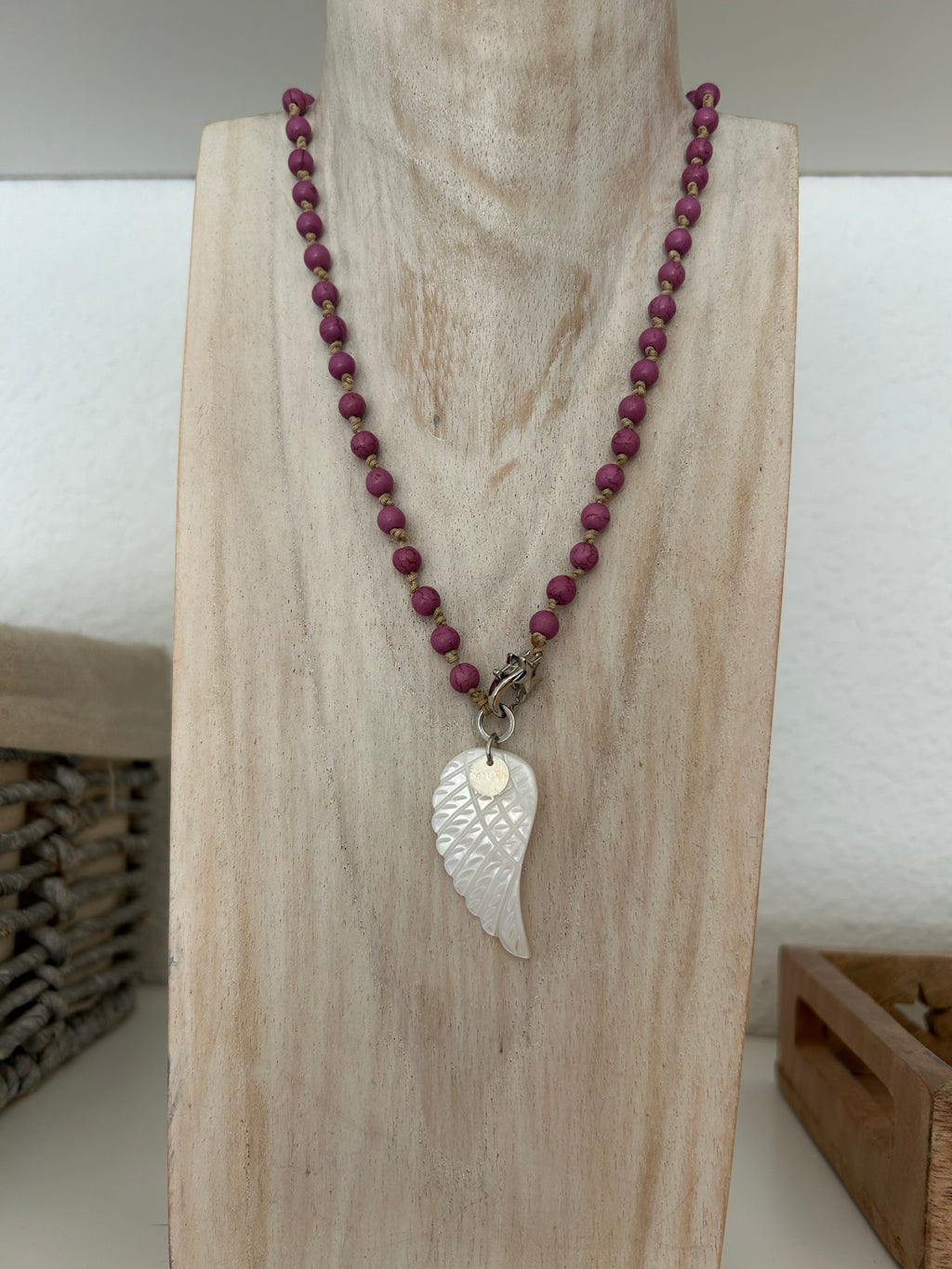 Collar Ala de Nácar con Cuentas Fucsia