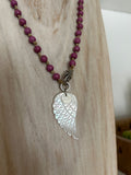 Collar Ala de Nácar con Cuentas Fucsia