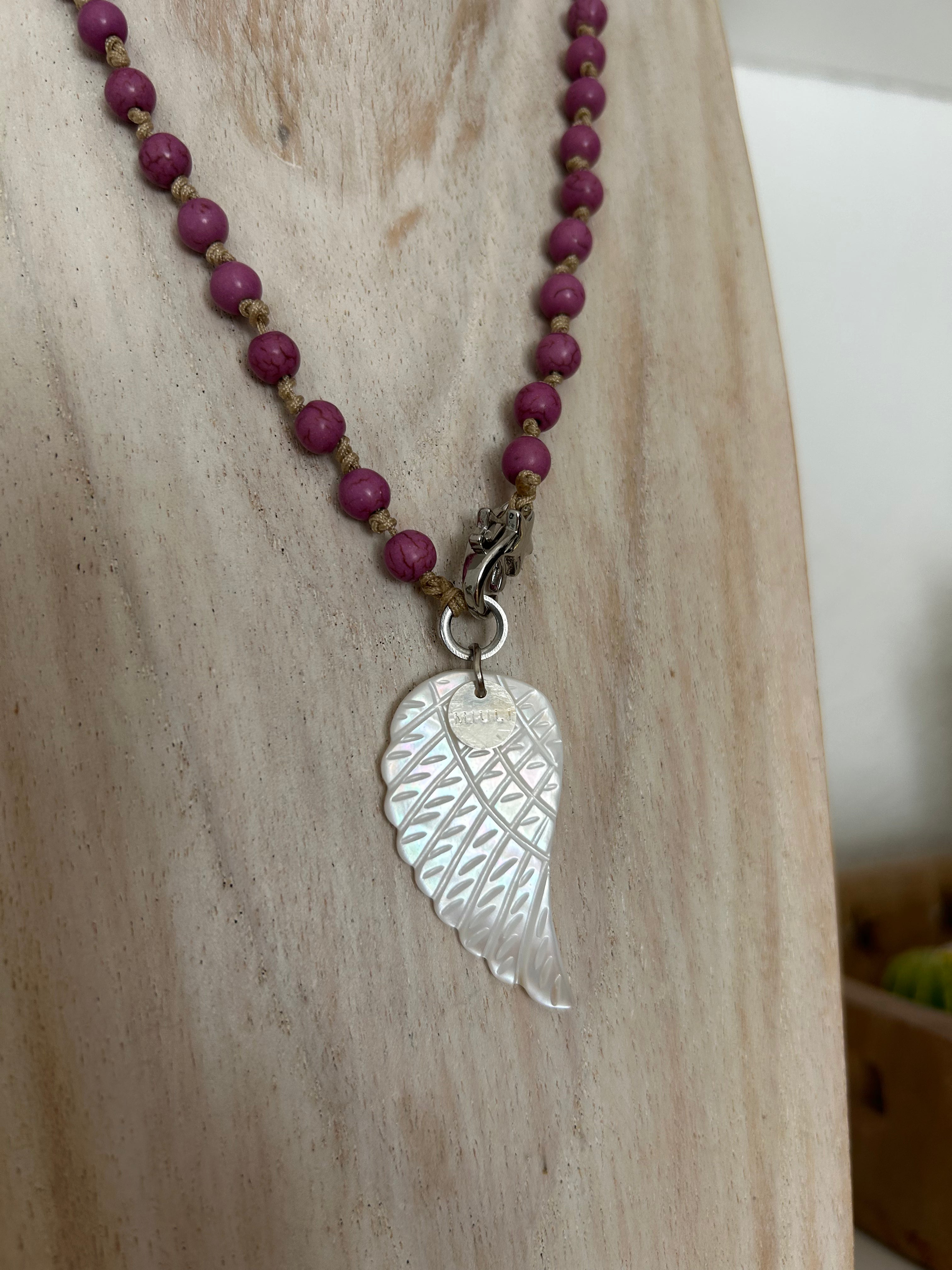 Collar Ala de Nácar con Cuentas Fucsia