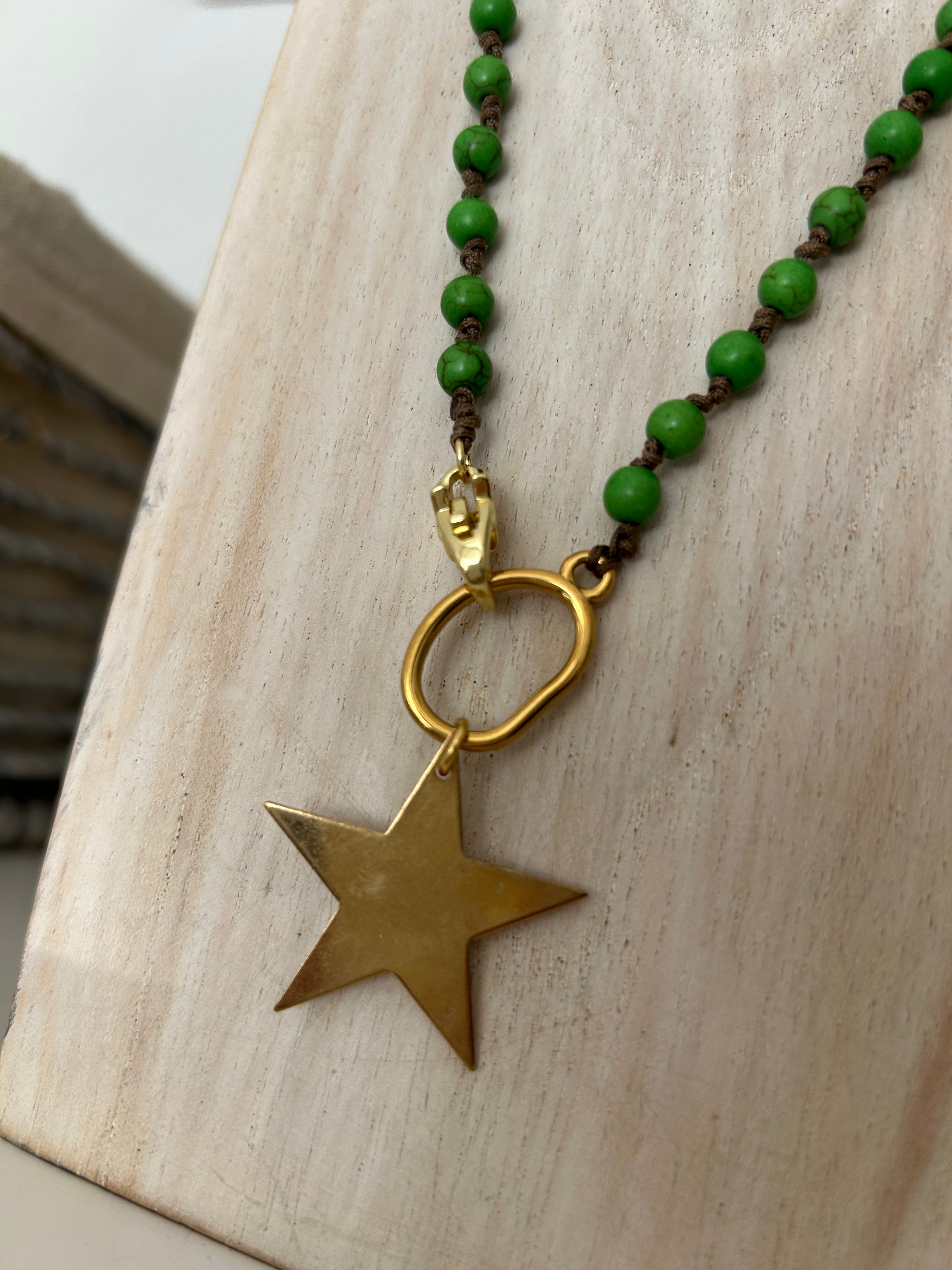 Collar Estrella Dorada con Cuentas Verdes