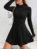 Vestido de rayas con cuello alto y falda evasé