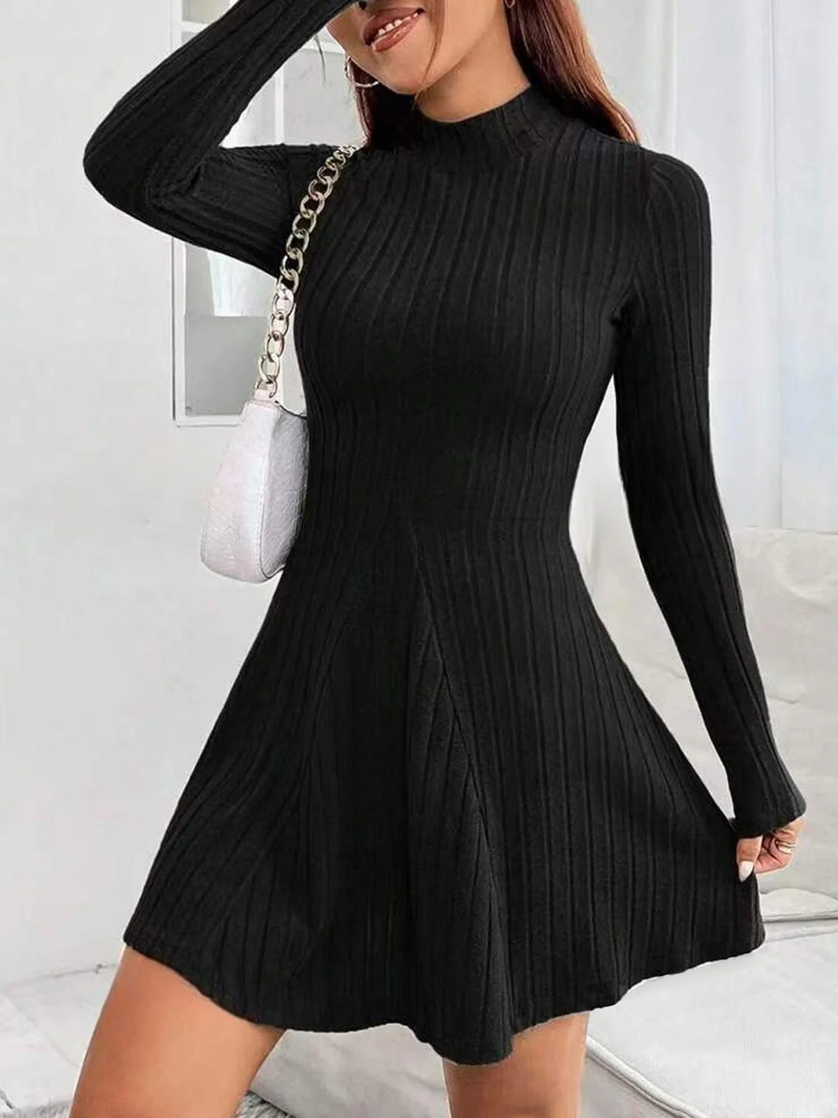 Vestido de rayas con cuello alto y falda evasé