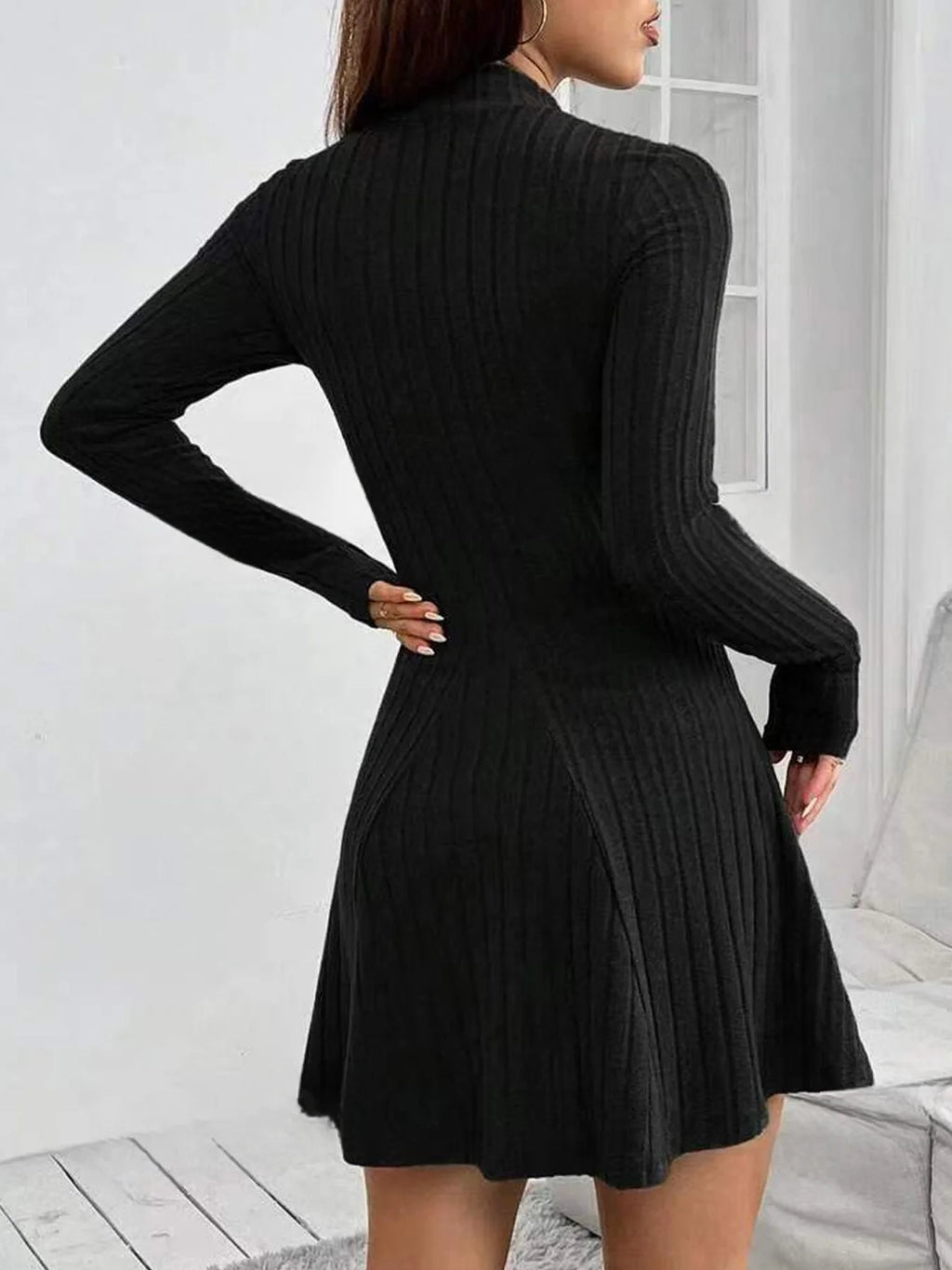 Vestido de Rayas con Cuello Alto y Falda Evasé