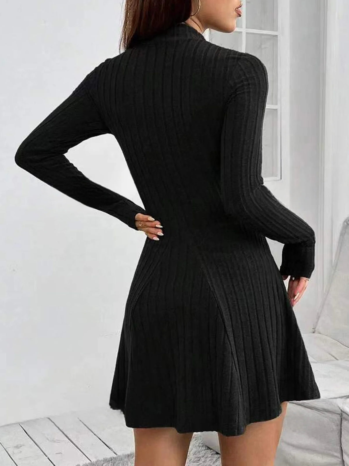 Vestido de Rayas con Cuello Alto y Falda Evasé
