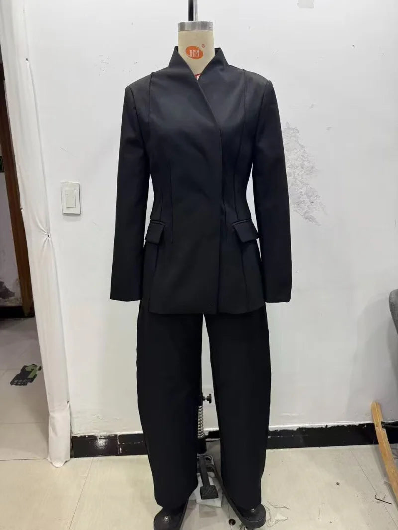 Chaqueta Entallada de Cuello Alto y Pantalón a Juego