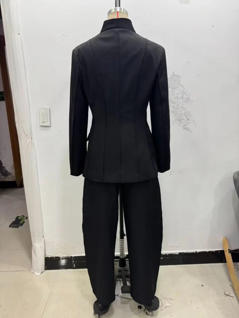 Chaqueta Entallada de Cuello Alto y Pantalón a Juego