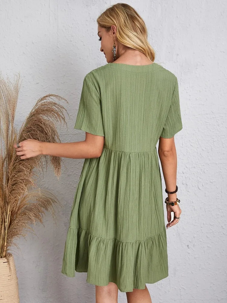 Vestido Corto Evasé con Cuello en V y Volantes