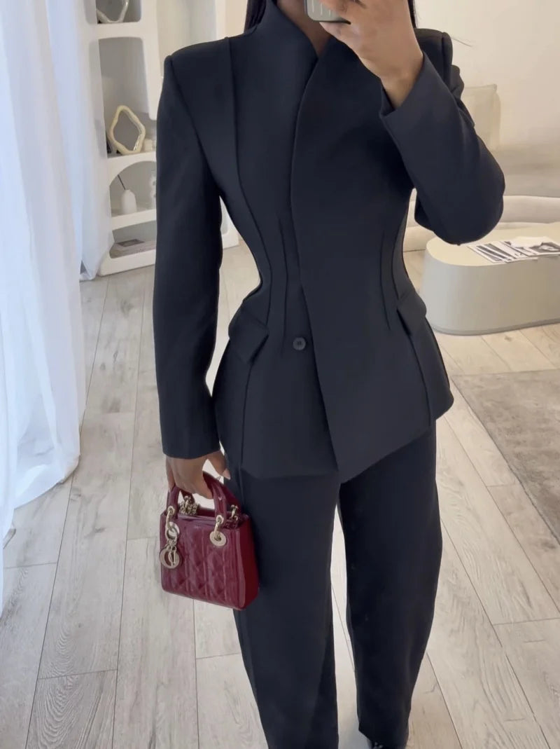 Chaqueta Entallada de Cuello Alto y Pantalón a Juego