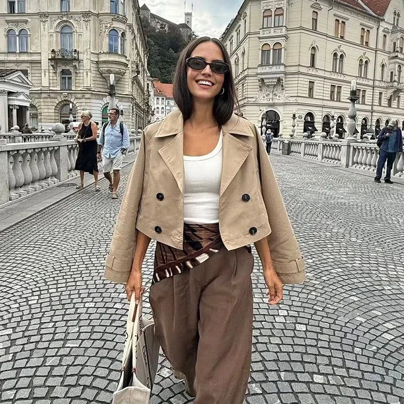 Gabardina Corta Cruzada con Cuello Solapa