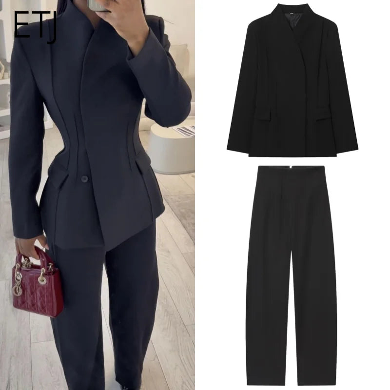 Chaqueta Entallada de Cuello Alto y Pantalón a Juego