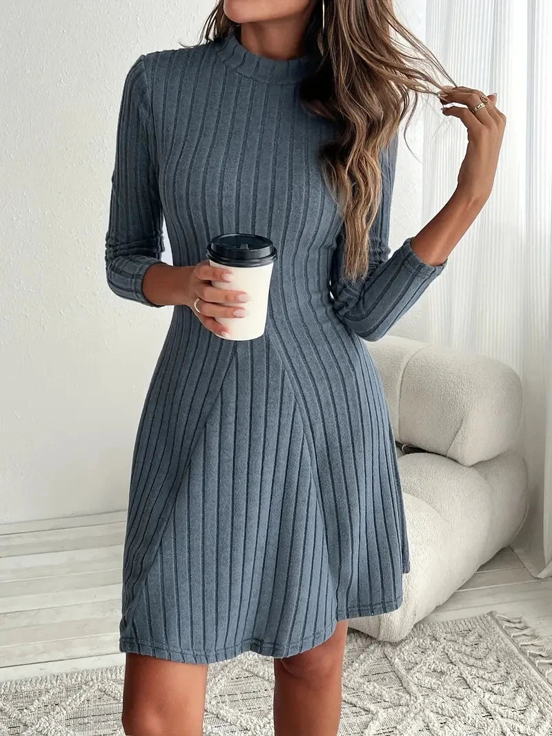 Vestido de Rayas con Cuello Alto y Falda Evasé