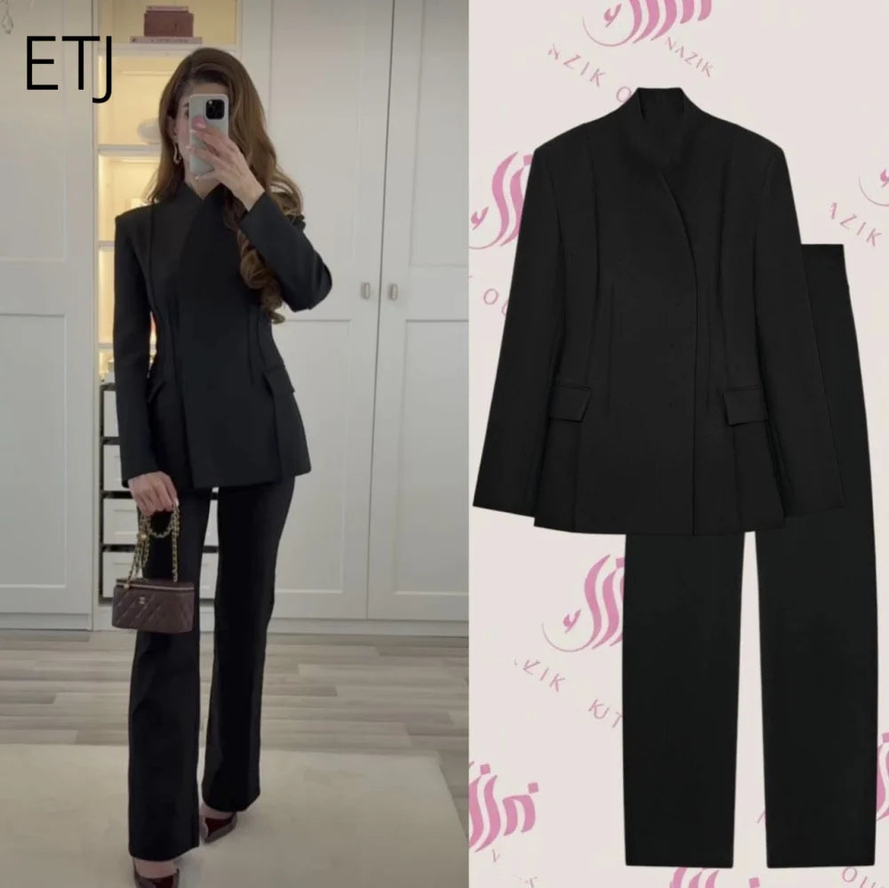 Chaqueta Entallada de Cuello Alto y Pantalón a Juego
