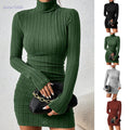 Vestido corto de punto con cuello alto
