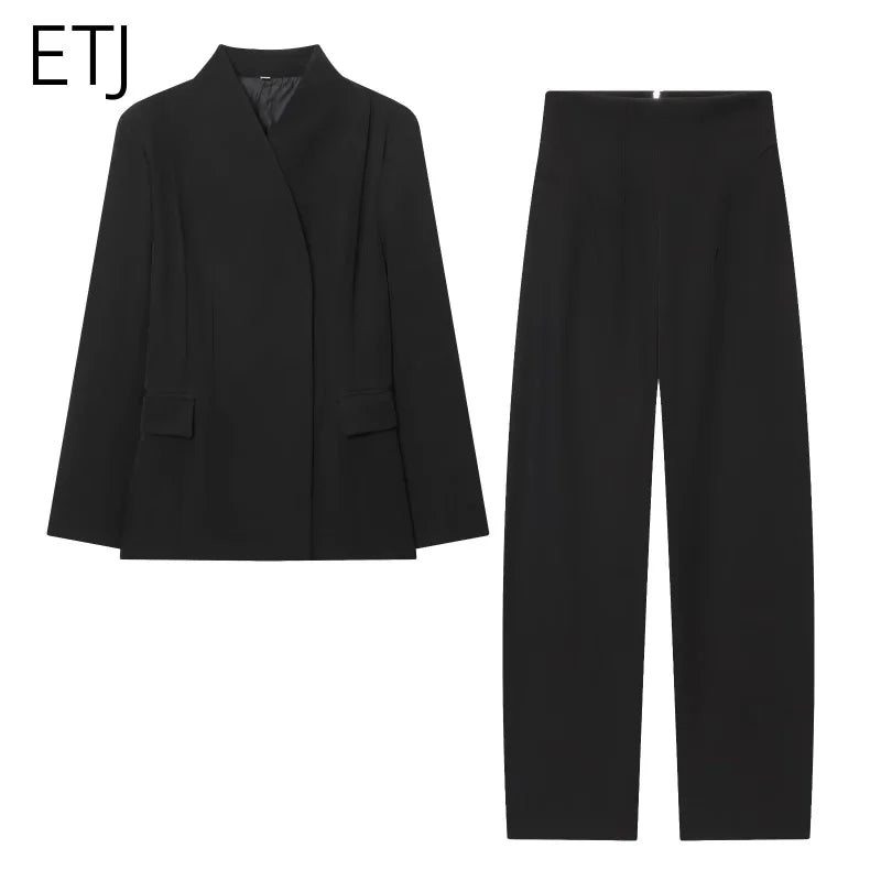 Chaqueta Entallada de Cuello Alto y Pantalón a Juego